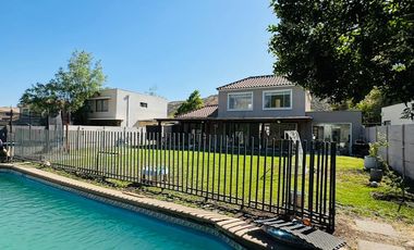 VENTA CASA SANTA ELENA, CERCANA A COLEGIOS Y ACCESO A AUTOPISTA LOS LIBERTADORES