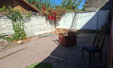 Casa con gran terreno en calle principal.