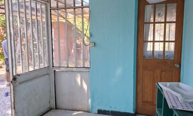 Casa con gran terreno en calle principal.