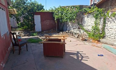 Casa con gran terreno en calle principal.