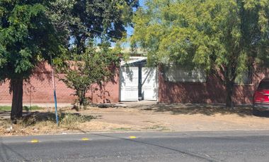 Casa con gran terreno en calle principal.