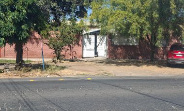 Casa con gran terreno en calle principal.