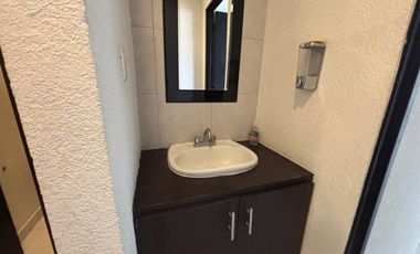 Casa remodelada en venta en Los Héroes Puebla | 4 recámaras | Patio social con asador | Privada