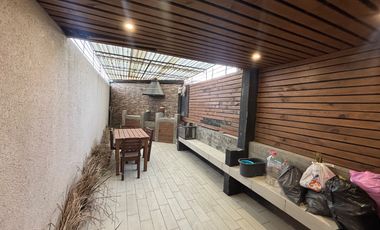 Casa remodelada en venta en Los Héroes Puebla | 4 recámaras | Patio social con asador | Privada