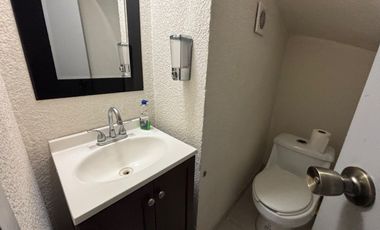 Casa remodelada en venta en Los Héroes Puebla | 4 recámaras | Patio social con asador | Privada