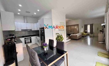 Dijual Rumah' Mewah Modern Minimalis Super Cakep Design Arsitek di Cluster Elite Fajar Indah Solo