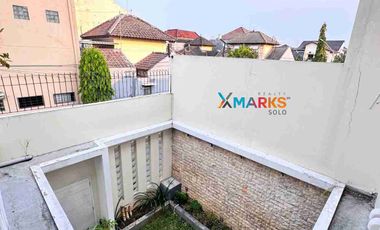 Dijual Rumah' Mewah Modern Minimalis Super Cakep Design Arsitek di Cluster Elite Fajar Indah Solo