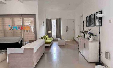 Dijual Rumah' Mewah Modern Minimalis Super Cakep Design Arsitek di Cluster Elite Fajar Indah Solo