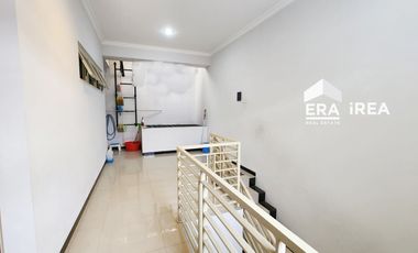 RUMAH 2 LANTAI DIJUAL DI SOLO AREA SINGOSAREN PLAZA, PASAR KEMBANG