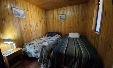 Gran oportunidad de inversión en Chimbarongo: casa con cancha de baby fútbol y excelente ubicación.