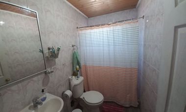 Gran oportunidad de inversión en Chimbarongo: casa con cancha de baby fútbol y excelente ubicación.