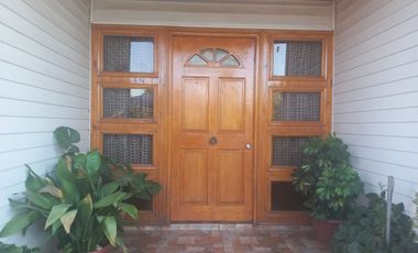 Gran oportunidad de inversión en Chimbarongo: casa con cancha de baby fútbol y excelente ubicación.