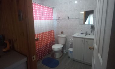 Gran oportunidad de inversión en Chimbarongo: casa con cancha de baby fútbol y excelente ubicación.