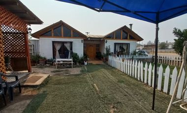 Gran oportunidad de inversión en Chimbarongo: casa con cancha de baby fútbol y excelente ubicación.