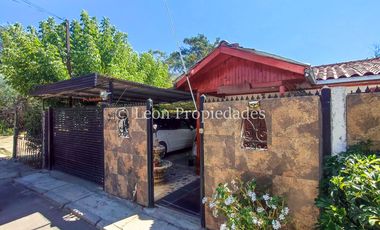 Leon Propiedades vende hermosa casa mas 2 departamentos y una piscina en Curacaví centro.