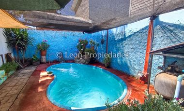 Leon Propiedades vende hermosa casa mas 2 departamentos y una piscina en Curacaví centro.