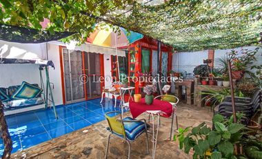 Leon Propiedades vende hermosa casa mas 2 departamentos y una piscina en Curacaví centro.