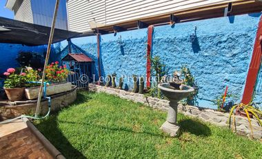 Leon Propiedades vende hermosa casa mas 2 departamentos y una piscina en Curacaví centro.