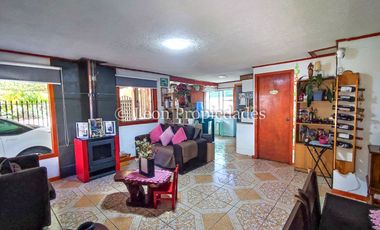 Leon Propiedades vende hermosa casa mas 2 departamentos y una piscina en Curacaví centro.