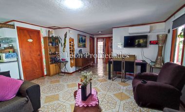 Leon Propiedades vende hermosa casa mas 2 departamentos y una piscina en Curacaví centro.