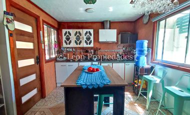 Leon Propiedades vende hermosa casa mas 2 departamentos y una piscina en Curacaví centro.