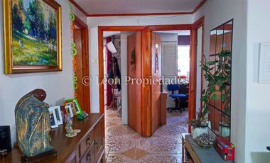 Leon Propiedades vende hermosa casa mas 2 departamentos y una piscina en Curacaví centro.