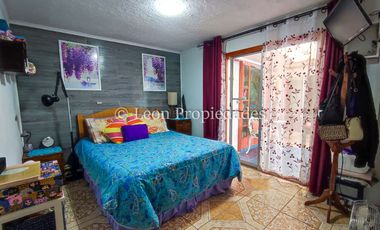 Leon Propiedades vende hermosa casa mas 2 departamentos y una piscina en Curacaví centro.