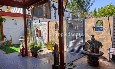 Leon Propiedades vende hermosa casa mas 2 departamentos y una piscina en Curacaví centro.