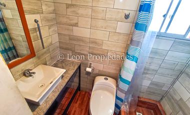 Leon Propiedades vende hermosa casa mas 2 departamentos y una piscina en Curacaví centro.