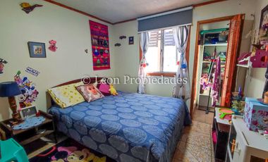 Leon Propiedades vende hermosa casa mas 2 departamentos y una piscina en Curacaví centro.