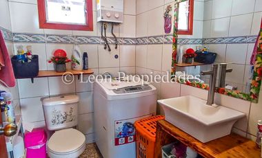 Leon Propiedades vende hermosa casa mas 2 departamentos y una piscina en Curacaví centro.