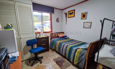 Leon Propiedades vende hermosa casa mas 2 departamentos y una piscina en Curacaví centro.