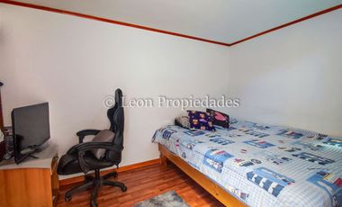 Leon Propiedades vende hermosa casa mas 2 departamentos y una piscina en Curacaví centro.