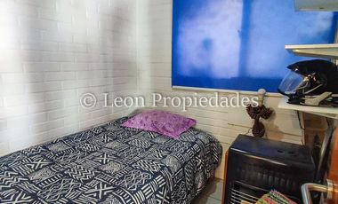 Leon Propiedades vende hermosa casa mas 2 departamentos y una piscina en Curacaví centro.