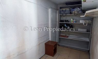 Leon Propiedades vende hermosa casa mas 2 departamentos y una piscina en Curacaví centro.