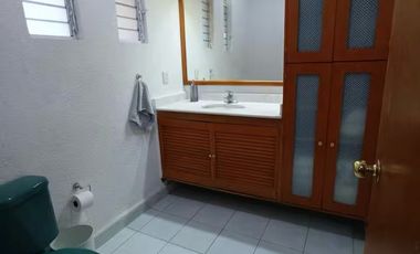 PRECIOSA CASA DE DOS NIVELES, CON UNA  EXCELENTE UBICACIÓN.