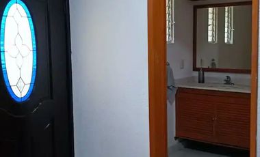 PRECIOSA CASA DE DOS NIVELES, CON UNA  EXCELENTE UBICACIÓN.