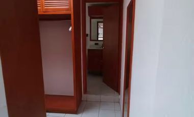 PRECIOSA CASA DE DOS NIVELES, CON UNA  EXCELENTE UBICACIÓN.