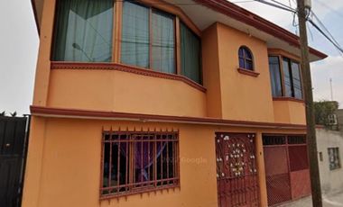 PRECIOSA CASA DE DOS NIVELES, CON UNA  EXCELENTE UBICACIÓN.