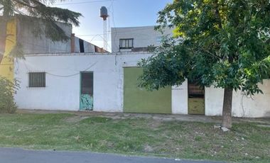 Casa a reciclar 2 dorm patio y cochera