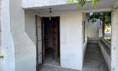 Casa a reciclar 2 dorm patio y cochera