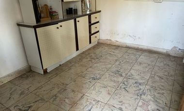 Casa a reciclar 2 dorm patio y cochera