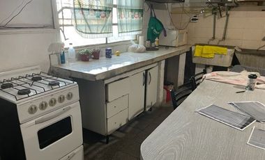 Casa a reciclar 2 dorm patio y cochera