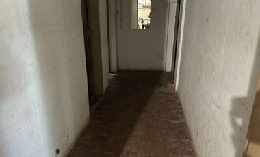 Casa a reciclar 2 dorm patio y cochera