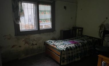 Casa a reciclar 2 dorm patio y cochera