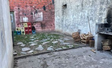 Casa a reciclar 2 dorm patio y cochera