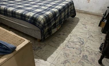 Casa a reciclar 2 dorm patio y cochera