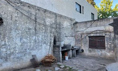 Casa a reciclar 2 dorm patio y cochera
