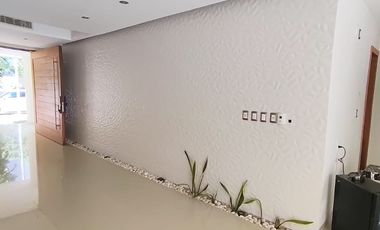 Residencial Cumbres: Casa con 18 paneles solares / Home with 18 solar panels