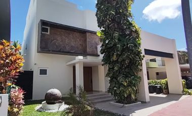 Residencial Cumbres: Casa con 18 paneles solares / Home with 18 solar panels